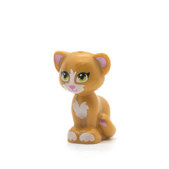 LEGO 11602pb08 - Katze: Ein LEGO-Teil in Form einer beigen Katze, detailliert mit schwarzen Augen und einer freundlichen Mimik. Es ist ein gedrucktes, bedrucktes Bauelement, das oft als Zubehör in LEGO-Sets verwendet wird