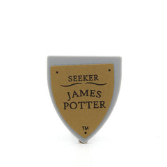 Farbenfrohe LEGO Schilder mit verschiedenen Symbolen und Designs, die kreativ und spielerisch gestaltet sind. Kaufe jetztLEGO 3846pb29 - Shield Triangular ('SEEKER JAMES POTTER' on Gold Background Pattern, Light Bluish Gray)