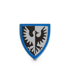 Farbenfrohe LEGO Schilder mit verschiedenen Symbolen und Designs, die kreativ und spielerisch gestaltet sind. Kaufe jetztLEGO 3846px9 - Shield Triangular (Black Falcon and Blue Border Pattern, Light Gray)