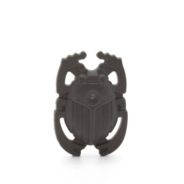 Farbenfrohe LEGO Schilder mit verschiedenen Symbolen und Designs, die kreativ und spielerisch gestaltet sind. Kaufe jetztLEGO 93251 - Shield Scarab (Pearl Dark Gray)