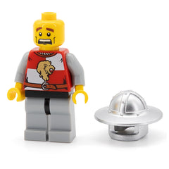 LEGO cas498 - Lion Knight Quarters (Kingdoms, Helmet with Broad Brim, Vertical Cheek Lines, Mouth Closed / Mouth Open Scared Pattern)